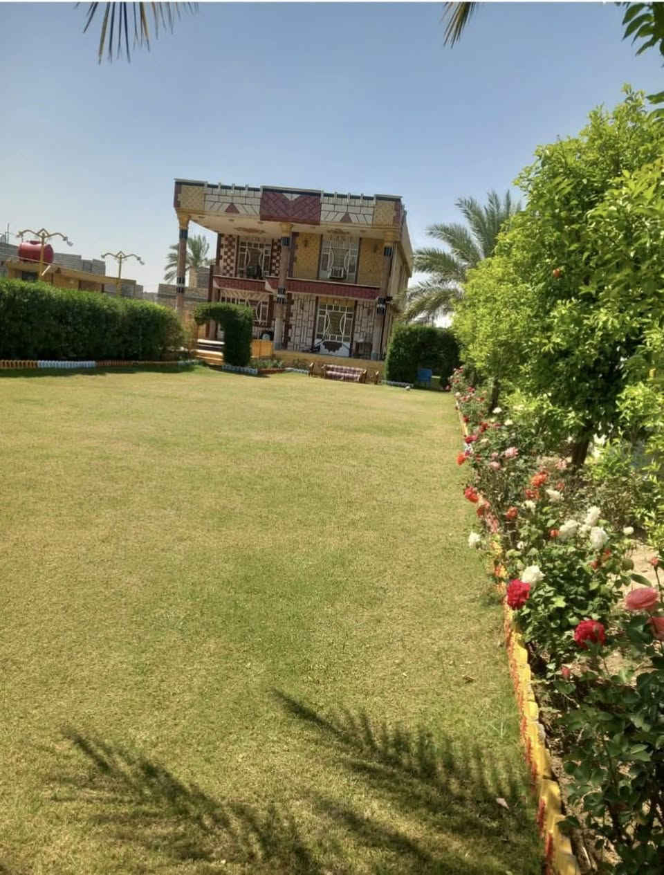سلام عليكم بيت 
مساحه نص دونم يحتوي على 6غرف نوم واستقبال ومطبخ وحولي وصحيات طابو زراعي سند25 العنوان بغداد الراشديه قرب البحيرة إستفسار أكثر اتصل ***********
