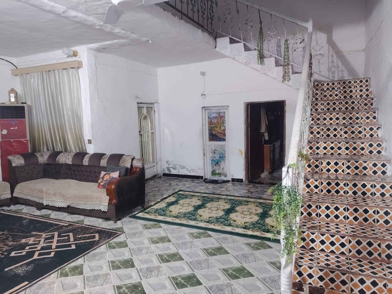 بيت مساحته 300م في حي الحكيم نزلة خليفه قرب مدرسة السجده طابق واحد متكون من حديقه و غرفتين وهول واستقبال ومطبخ وصحيات داخليه وخارجيه وحديقه وترك والطابق الثاني غرف وبيتونه كبيره والسطح شتايكر بناء نص طابوق ونص بلوك والسقف صب عرض الشارع 10م خدمات متوفره ماء وكهرباء ومجاري قريب ونت ضوئي زراعي سند 25 مشمول بالتطويب بقية التفاصيل يم صاحبه السعر 65 مليون وبيه مجال .  للا استفسار رقمي ***********
