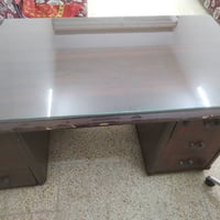 ميز مكتبي • كرسي مكتبي • تواصل خاص