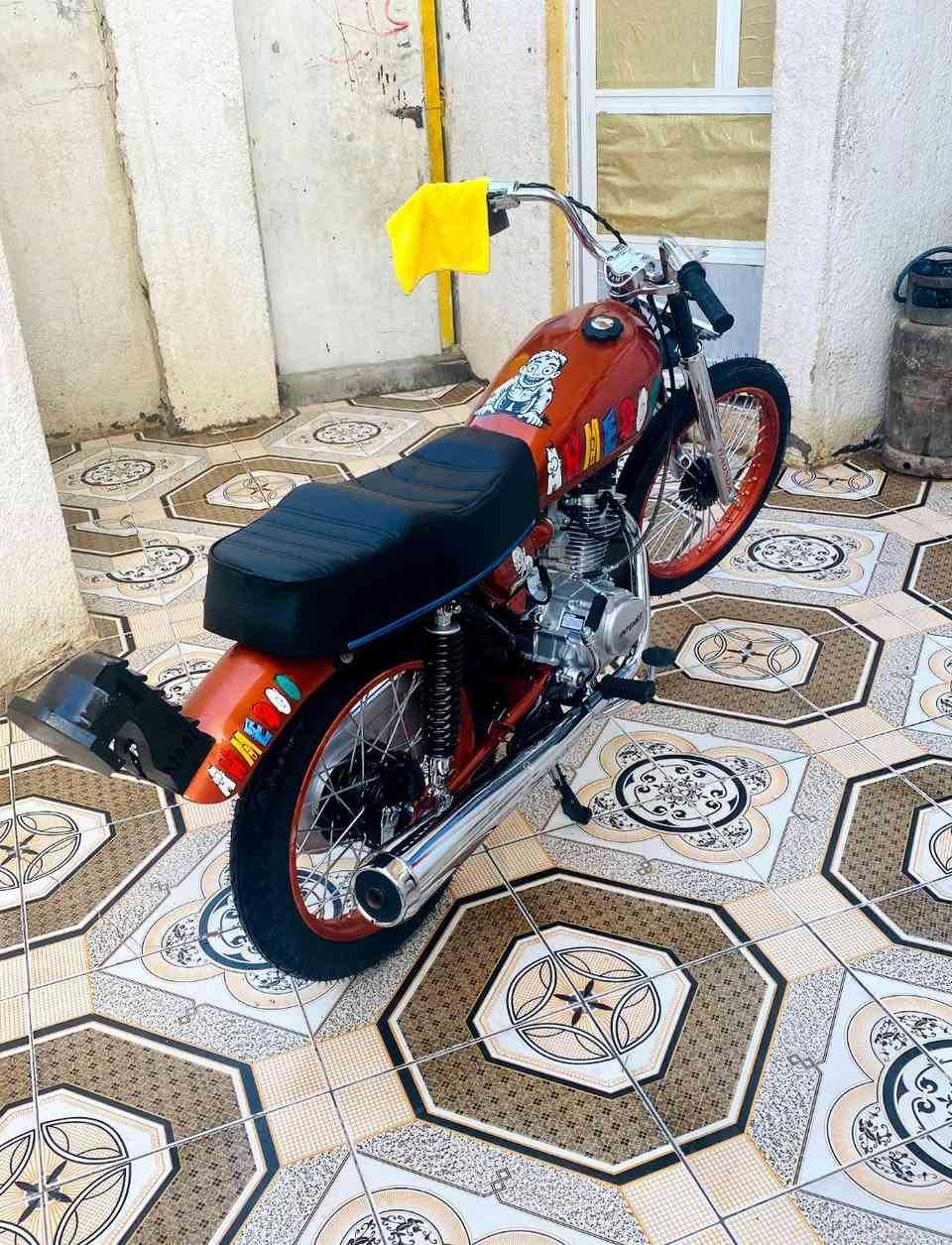 سلام عليكم دراجه للبيع تعمير جديد مكينه انتنس شاصي (كلك كلك) غراضه كلها اصليه من التاير للتاير دراجه حلوه ومتعوب عليه كلش وما طالعه قليل نايمه بالبيت السعر خاص مكان ناصريه قضاء الغراف + متواجد خاص+رقمي *********** ( بدون فكريات شراي بيك خير وتدلل مو شراي لاتراسل) وسلامتكم🙋🏻‍♂️
