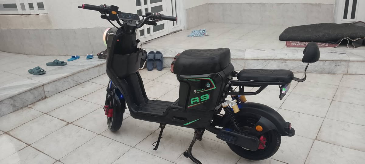 السلام عليكم شباب دراجه شحن R9 للبيع كفاله عامه من الزلغ لون  سواد موديل2025 سرعه109 اربع نمر كلشي شغال بيها كهربائيات هورن اشاير يمنى يسرى لايت عالي ناصي  جاهز الدراجه مانقصها برغي غراضها كلها موجوده بطاريات كبار 32امبييير السعر مناسب مكاني بصره أبو كوصر مو شراي لاتراسل السعر خاص ***********
