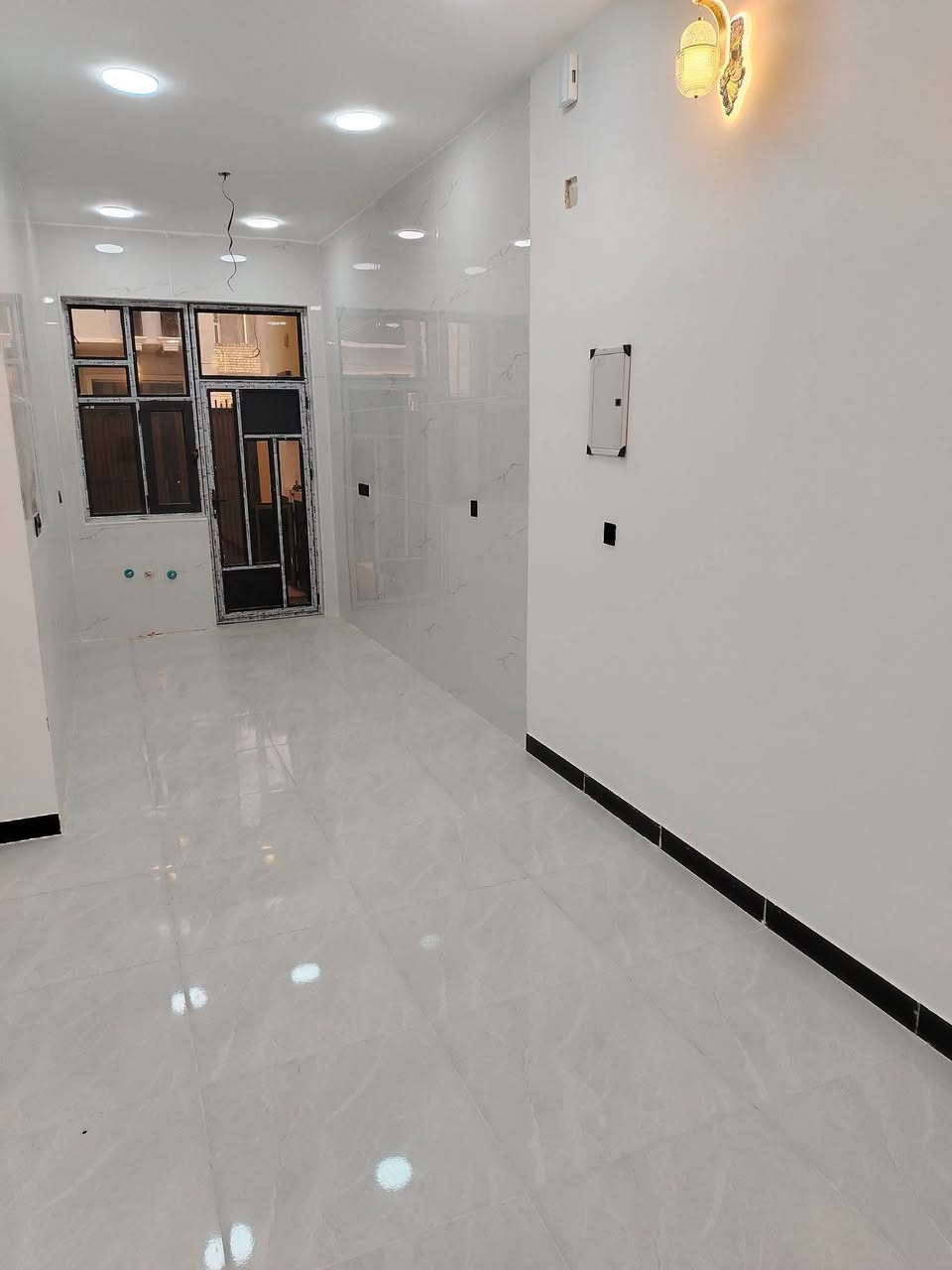 #لدينا_دار_للبيع مساحه 100 متر واجهه 6 وربع ونزال 16 طابو زراعي سند 25 قرار محكمه البيت يحتوي على3 غرف نوم وصاله وستقبال ومطبخ  العنوان بغداد الدورة مدخل البوعيثه مجمع السلطان الاول 
هاتف ***********
***********
