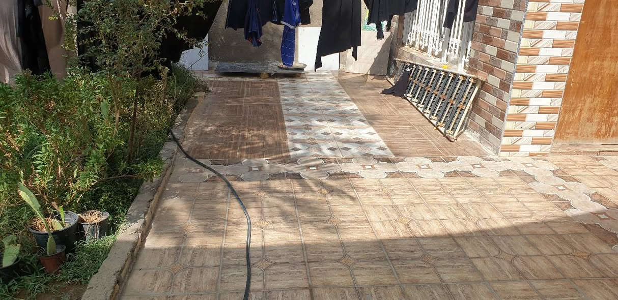 بيت مساحة 250 متر الواجه 12.500مترفي حي الامين الاولى خلف صيدلية العطاء مقابل محلات رؤوف طابقين استقبال + غرف نوم عدد 2+مطبخ+حمام واتواليت داخلي+حمام واتواليت خارجي+الطابق الثاني 3 غرف نوم +صاله +حمام واتواليت بناء جديد ***********/*********** باقي التفاصيل على الاتصال
