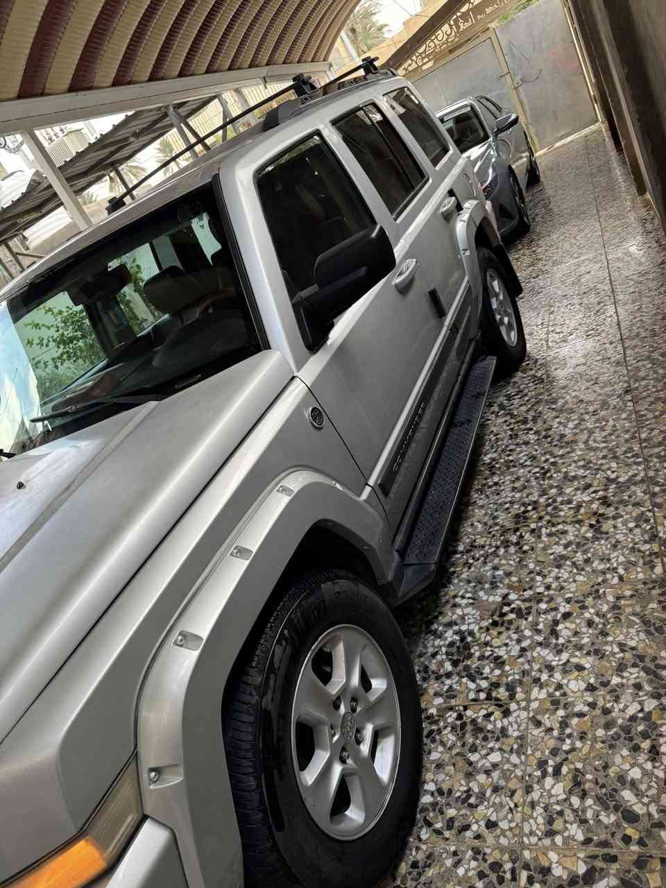 السلام عليكم للبيع جيب كومندار 
موديل 2007 رقم بغداد بسمي دولي
سنويه هزه كله جديد 
السياره مكينه 4700 
السياره مصبوغه حزام  
7 راكب 3 قطع تبريد 
غرفه جديده تخم تاير 
السياره خير من الله
السعر 83 مكاني كربلاء الاستفسار اكثر 
***********
