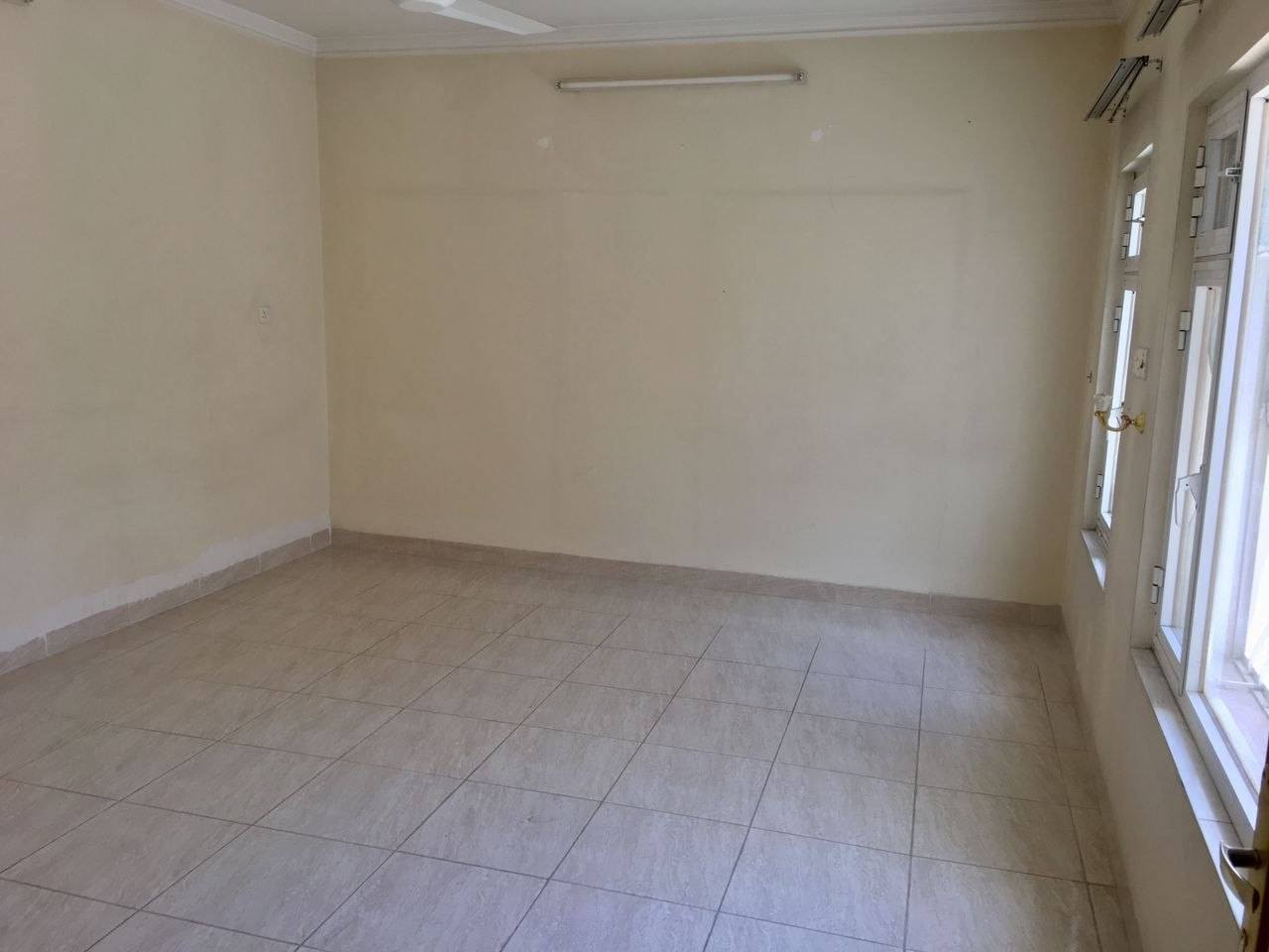 طابق ثاني للايجار مساحة 300 متر يحتوي على غرفتين نوم وصالة واستقبال ومطبخ وصحيات العنوان شارع القدس خلف حلويات زيزفون السعر 500 الف للاستفسار الاتصال على الرقم ***********
