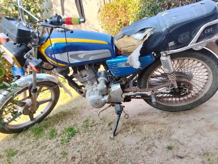 شباب دراجه سيفان موديل 2019  دراجه نكره سلف شغاله بيه شوي نوقص سعره 190 بيه مجال حك الجيه
رقم بس واتساب ‪0776 526 8158
