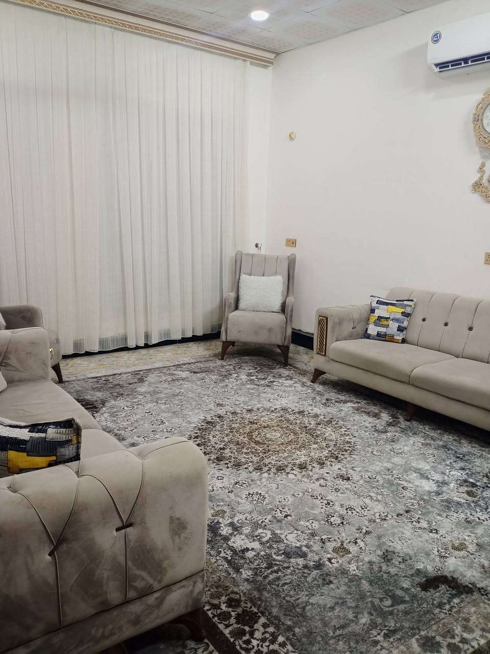 🏠مكتب الأمين للعقار🏠

🔸🔹🔸🔹🔸🔹🔸🔹🔸

يعلن مكتب الأمين للعقار 
عن توفر منزل 200 متر مربع منطقة الخاجية ضمن توزيع ال1000
يتكون المنزل من طابق ونص
الطابق الاول . يحتوي على غرف نوم عدد 2 وهول داخلي كبير وصالة ومطبخ ومناور عدد 2 ومجموعة صحية عدد 2 داخلية وخارجية
الطابق الثاني . يحتوي على هول كبير وغرفة نوم ومجموعه صحية
للمعلومات يباع نقدا امو مراوس بقطعه ارض وحسب التقييم
**************
للاستفسار الاتصال بمكتب الأمين للعقار
واسط / الكوت/ شارع دور العمال الرئيسي
على الهواتف ***********
                  ***********
