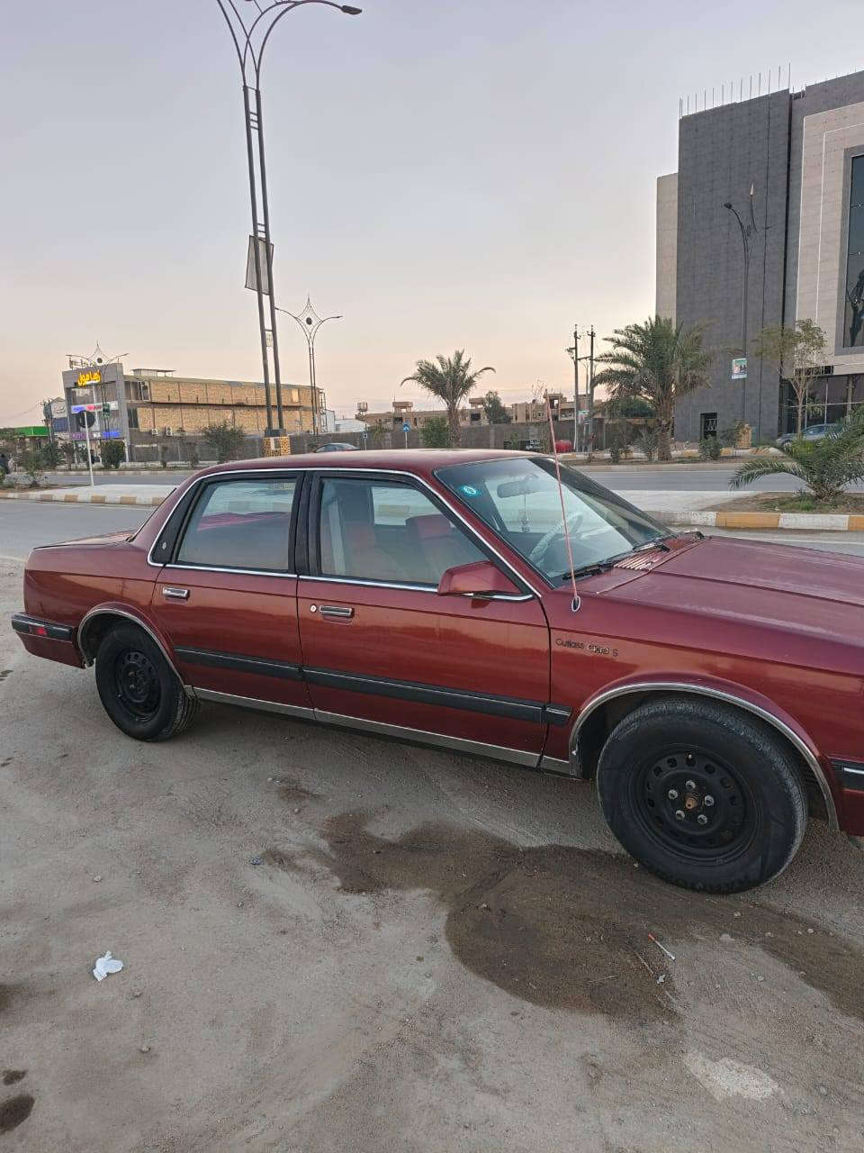 سلام عليكم اولدز موديل ٩٠ سياره مكفوله من الضربه بيه جراد بسيط بلقماره والبنيد والجنطه وبيه بخار بسيط بلمكينه بدون تنقيص رقم بغداد مشروع وطني تحويل ثاني يومو
 السعر ٣٣ ورقه وبيه مجال الاستفسار ع الرقم  ***********
