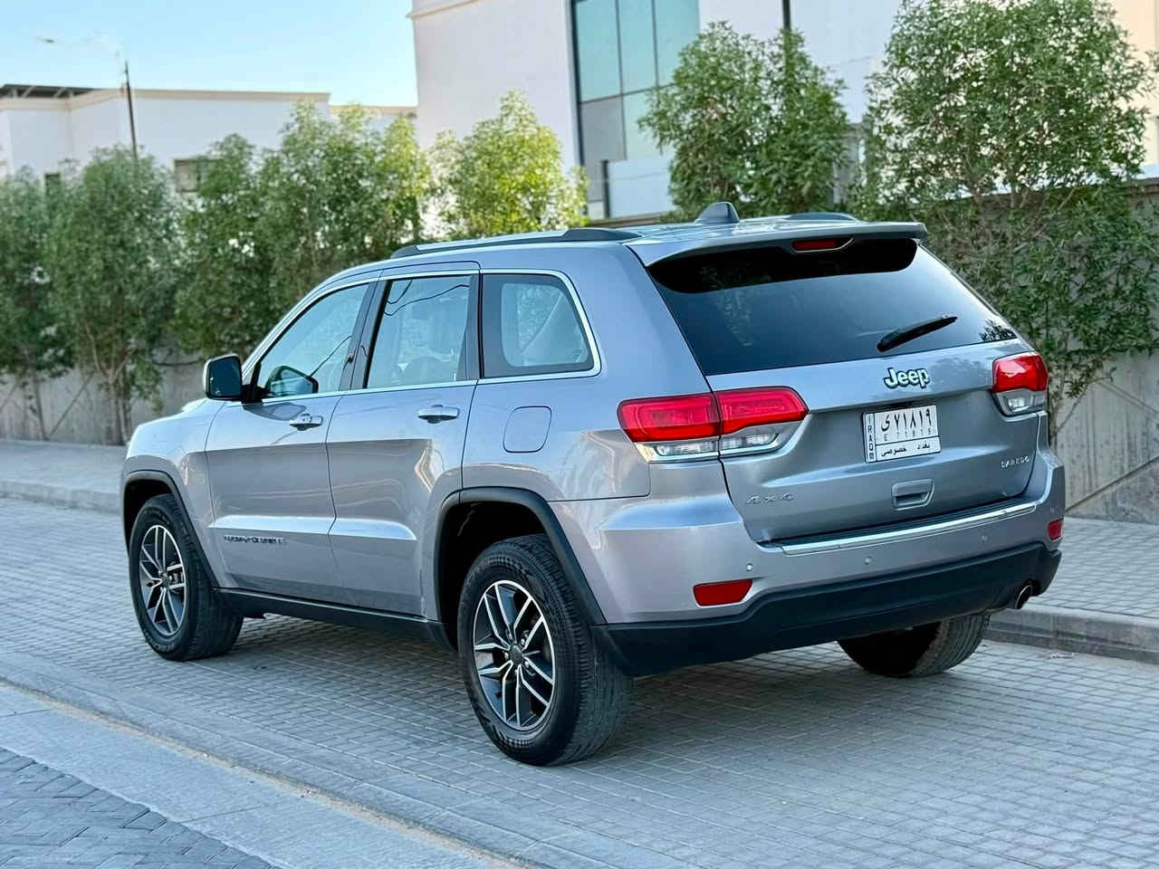 جيب شيروكي 2019 وارد امريكي السعر 175 وبيها مجال لاستفسار ***********مواصفات كشنات جلد كهربائي تبريد خلفي بصمه جنطه كهربائيه حساسات شاشه كبيره كامره خلفيه محرك 3600 محرك وكير مكفولات على وضع الشركه فور ويل تخم تاير جديد تبريد ثلج السياره جديده ما بيها اي نقص حادثها من امريكا جدآ بصيط قبق جنطه وبنيد فقط بدون اي ضرر داخلي ايرباكات سليمه راديترات الشركه ما ملعوب بيها والباقي كفاله رقم بغداد مشروع وطني تحويل مباشر مكاني ((كربلاء المقدسه ))
