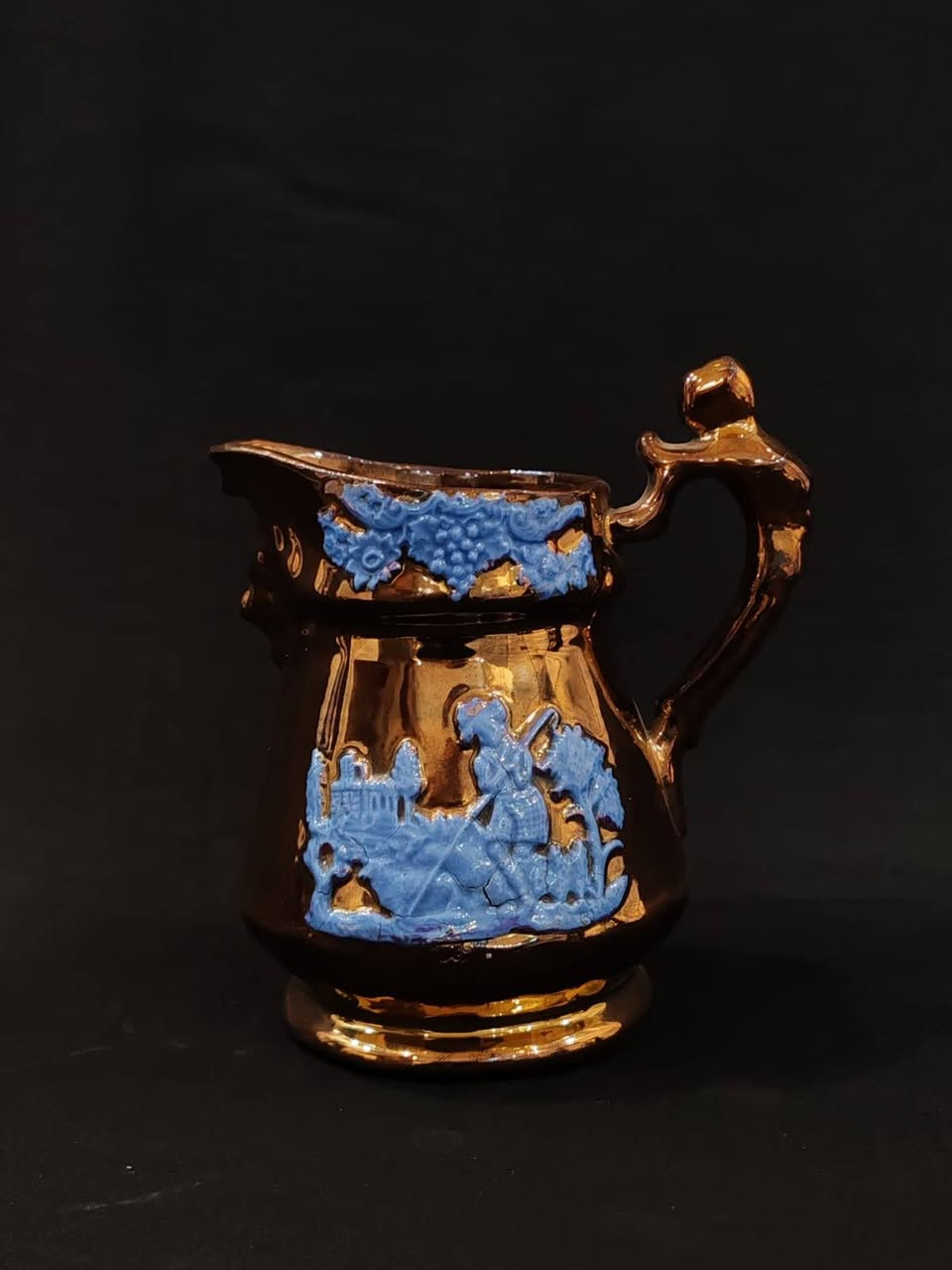 مجموعة من الأواني الخزفية هي عبارة أباريق (ستافوردشاير) المصنوعة  من النحاس اللامع ومزخرفة بنقوش بارزة وتعود للعصر الفيكتوري
 وغالباً ما تُجمع كـ "مقتنيات". 
تتميز بتصاميم ورسومات متنوعة تشمل نقوشاً تقليدية أو مشاهد فنية.
تستخدم عادةً كعناصر ديكور منزلي راقية وتستخدم بالمناسبات
للاستفسار الاتصال على رقم الصفحة واتساب ***********
يوجد توصيل لكل المحافظات
