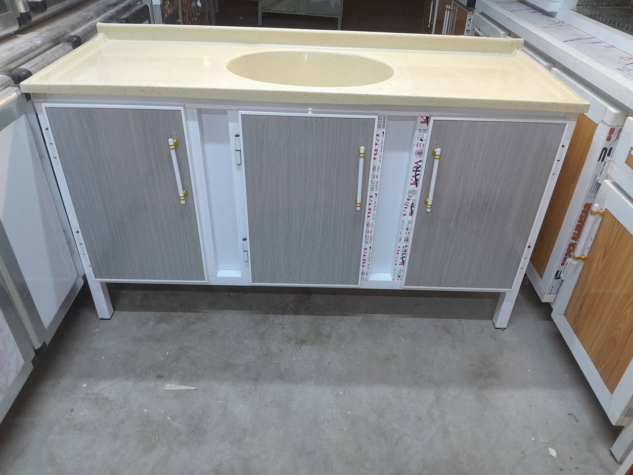 تم وصول سنكات مرمر الثقيل شقل بنل درجه أوله بلاش بسعر ١٥٠ القياس متر ونص العنوان حيانيه اول الاين شارع القائد الاستفسار*********** يوجد توصيل داخل البصره فقط
