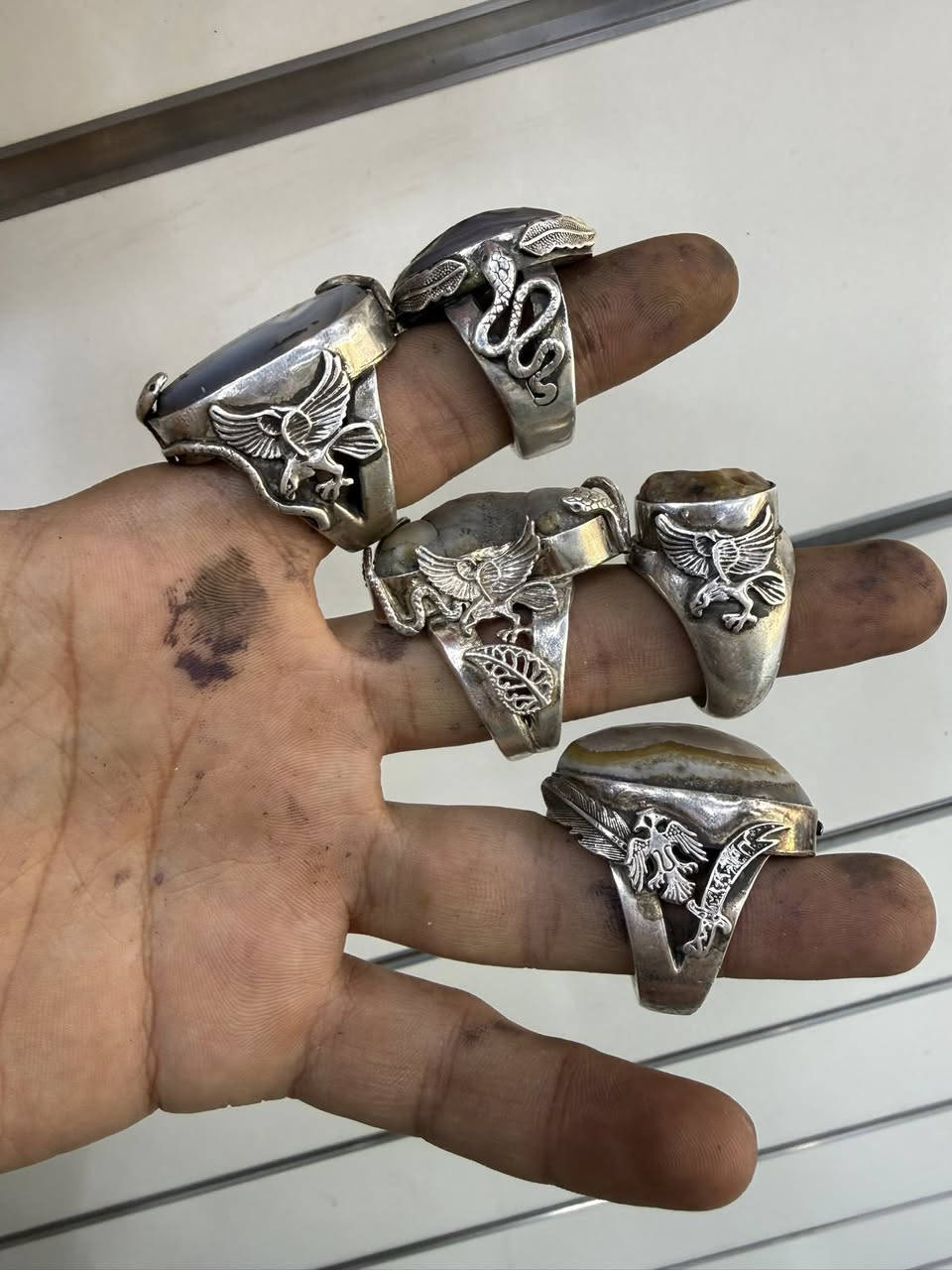 السلام عليكم محابس فضه 950 الصياغه معروفه والاحجار معروفه المحابس مو عاديات اخوتي بس اليعرفهن يعرف قيمتهن وزنهن 178غرام مع الحجر بدون حجر 131غرام (ملاحضه الاحجار غير معالجه نهائياً وخاضعه للفحص) 5قطع السعر الكلي 750الف قفل تطلع سعر القطعه 150الف واذا احد يريد مفرد سعر القطعه 250 قفل (الي يريد احجار اصليه وقطع قديمه يراسلني خاص ) 
عنواني بغداد التراث قرب تقاطع درويش ***********
