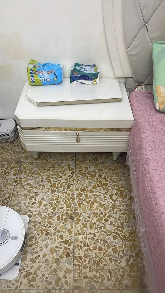 السلام عليكم غرفه نوم. للبيع مشتري اني من العالميه   باب كنتور يحتاجله تصليح فقط بقيه نضيفه  ادفع سعر وبالعافيه ***********
