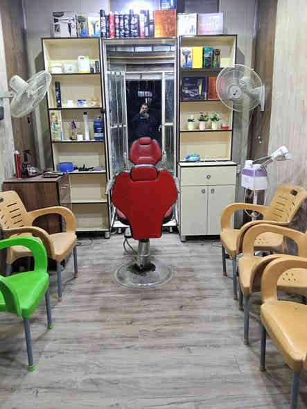 كشك حلاقه متنقل كامل من كلشي للبيع 
السعر مليون 300 وبي مجال 
العنوان نجف حي النداء شارع جامعه الكفيل 
الستفسار واتساب ***********
