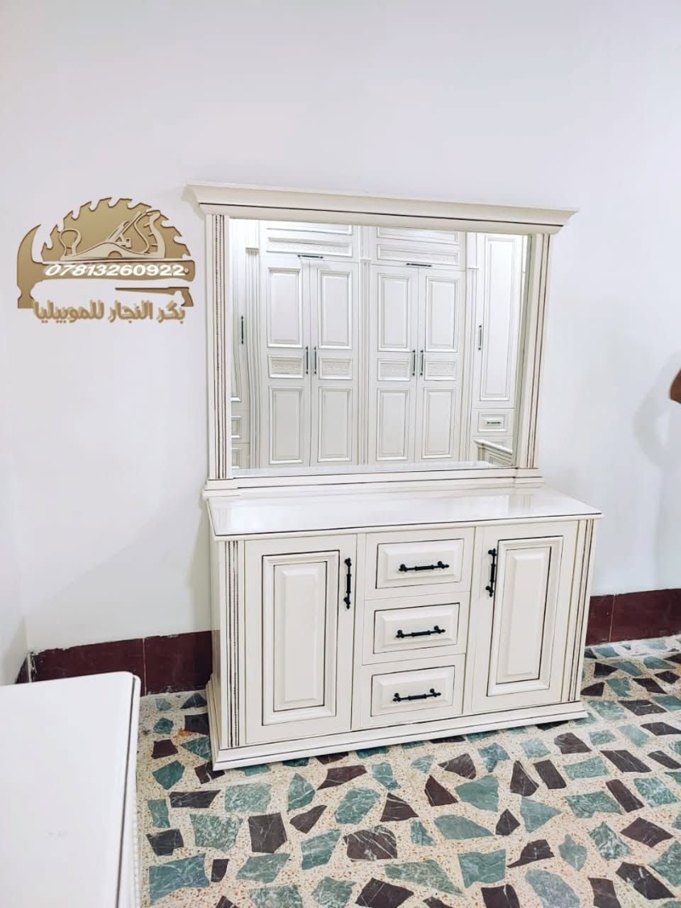 صُنعت بأعلى معايير الجودة والأتقان..بتفاصيلها الهادئة كونت رونق وذوق بديع..هي غرفة النوم
                     🏰القـــلعــــه🏰
التفاصيل 
1🪚 كنتور 6باب ملحق طول 3 متر ونص  ارتفاع 2 متر و80 
عمق 60

2🪚سرير 2نفر 180×200 مع 2كومدي يحتوي على 3 مجرات هايدروليك 

3🪚ميز مرايه عرض 130 ارتفاع 180 عمق 45

4🪚دراور 5 مجرات هايدروليك   طول 80 ارتفاع 110
عمق ٤٥ 
اصباغ حراريه ماركه تركيا لون اوف وايت  تعتيق حراري بني   
نقوش بالكامل زان روماني 
كبس خشب الماني 
نضام خسف 
          للاستفسار الاتصال على الرقم 
                ***********
                او مراسلة الصفحه 
                  #بكر_النجار
