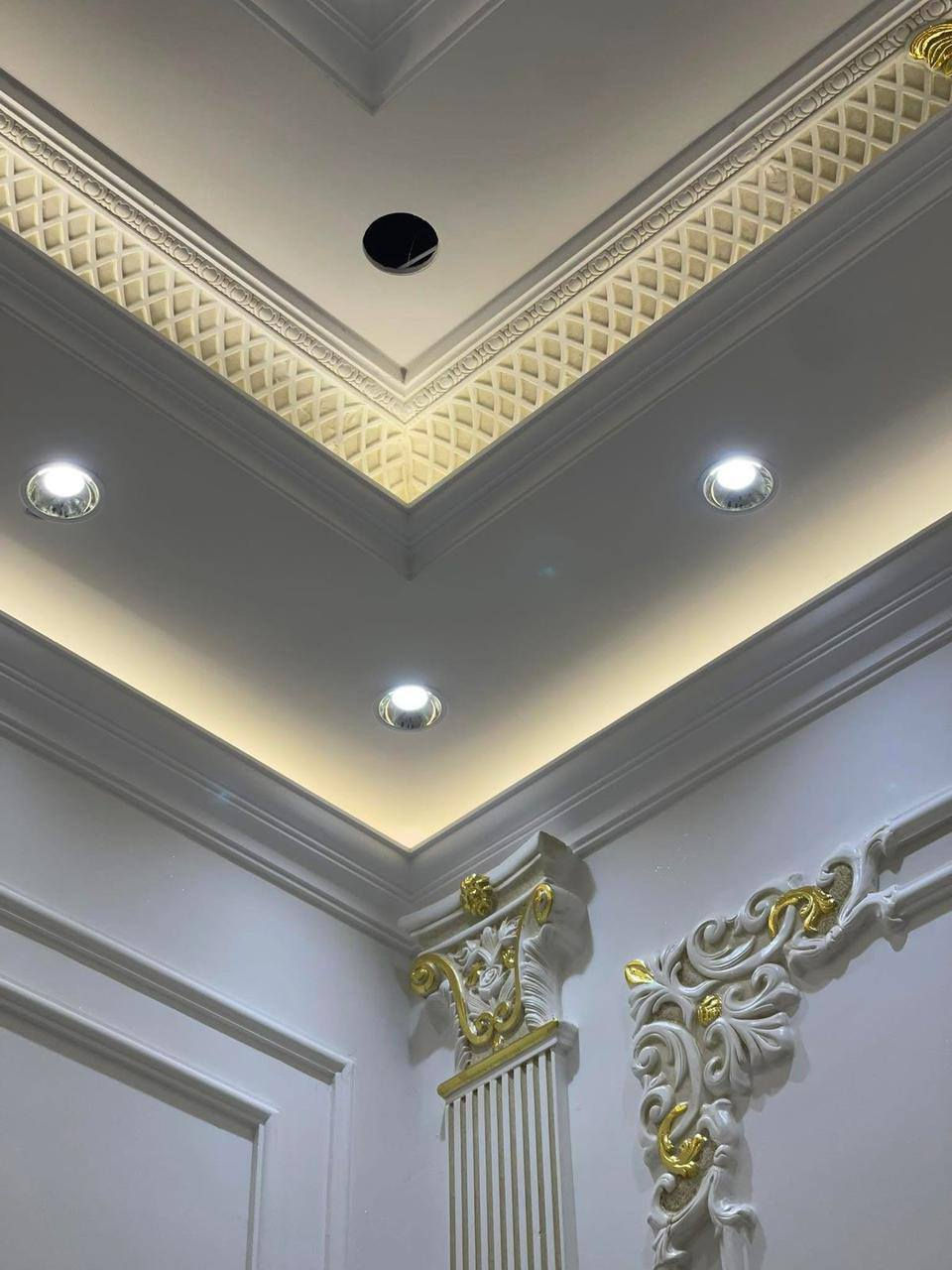 تريد تغير شكل بيتك ... تجديد ديكورات وحداثة بالكامل ... نفتخر كوننا افضل كوادر متخصصة في الديكورات الداخلية  
اتممنا الكثير من المشاريع فلل ومنازل ومطاعم وغيرها من المشاريع .... نعمل بمهنية عالية لنكون عند حسن ضنكم 
-----------------------------------
فريقنا متخصص بتنفيذ #السقوف #الجبسن بورد مغربي عربي إسلامي #ملكي #مودرن #كلاسيك 
جميع الديكورات الداخلية الخارجية 
نعمل أيضا على ترميم المنازل القديمة وتجديدها بسقوف وحوائط أنيقة تضفي الرقي ولمسة ملكية 
لطلب اعمال الديكورات بمختلف انوعها يرجى التواصل معنا على 
 ***********
*********** 
متوفر وتساب أيضآ
