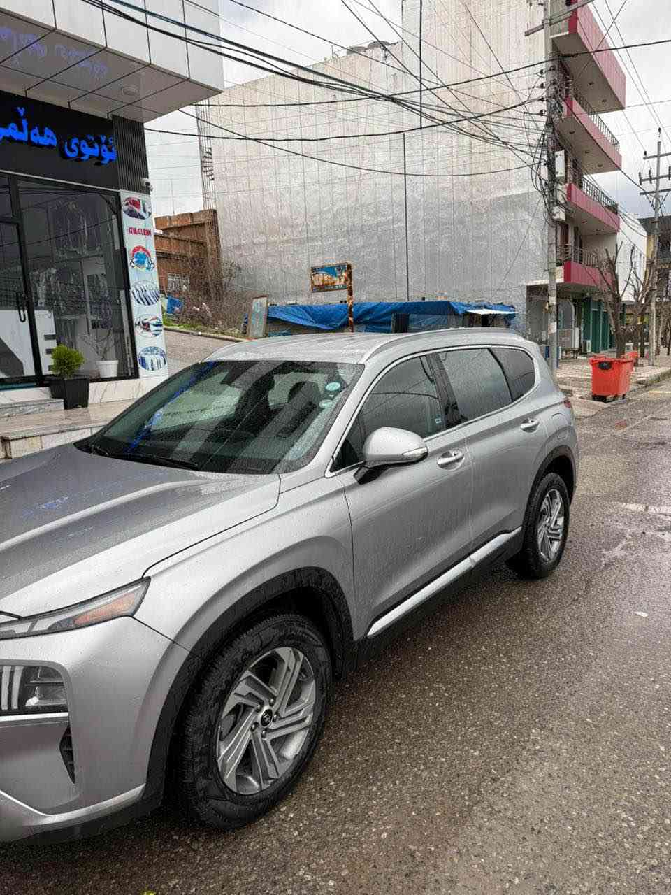 هۆندای سەنتافی ٢٠٢١ فول مواسەفات بەس پانۆراما نییە مەکینەی ٢٠  ە ٨٩ هەزار کم رۆشتووە جامنتای پشتەوەی بۆیاخە بێ ئێرباگ و ناووە  پەلە کارتەکی هەیە و لەگەل پیدیارێکی بچوک گێر و مەکینەو تەقەو رەقەی بەشەرت  هیچی نەکراوەتەوە نرخی ١٩٥ وەرەقەو کەمێک مەجال سەنەوی تا ٢٠٣٠ نوێیە سەنەو پلاستیکە 
*********** سوران, أربيل
