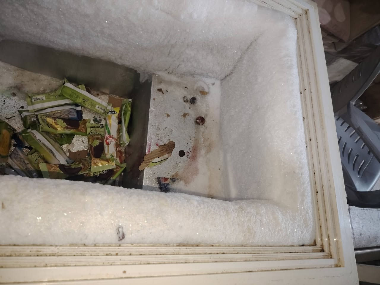 السلام عليكم مجمده للبيع حجم كبير نضيفه وشرط ماداخله تصليح مكاني كوت الانوار سعرها ٢٠٠ بيه مجال قليل مكلف للنشر الاتصال ***********
