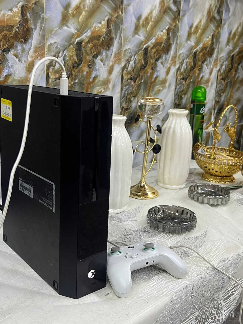 اكس بوكس وان فات مساحة نص تيرا 
كيبلات و ملحقاته 
يدة كيم السير الاحترافيه بيها الازرار الاضافيه و زر المايك 
الجهاز بي fc 26 مملوكة 
ب135 بي مجال قليل كلش 
تواصل واتس ***********
