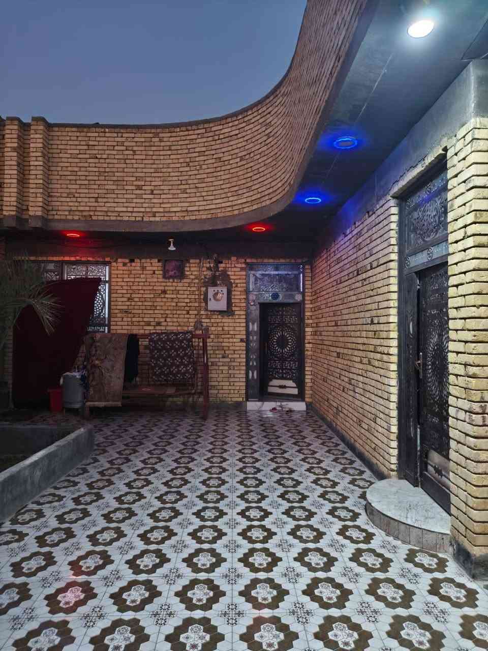 السلام عليكم بيت طابو صرف للبيع موقعه شارع ابو لبنان حي الفداء مساحته ٢٠٠ الواقع ٣٠٠ يبعد عن شارع عام ٥٠متر  يتكون من غرفتين مطبخ صاله واستقبال مناور ٢ صحيات داخلي وخارجي طارمه واسعه بيها حديقه وطابق ثاني بي غرفه وحده البيت جاهز من كلشي مابي كل نقص متوفره كافه خدمات سعر ٢٣٠ وبي مجال ***********
