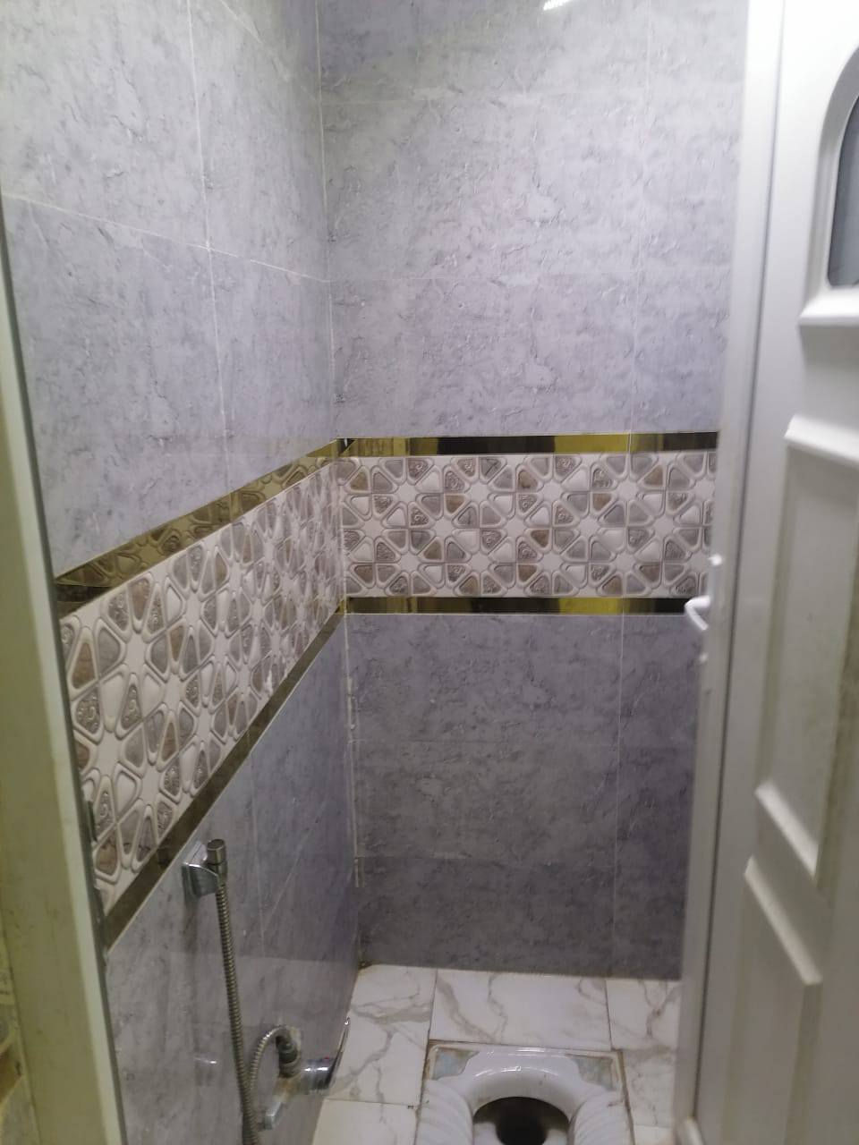 يوجد لدينا دار سكن للايجار ٢٠٠م حي الشهداء قرب جامعة العين بناء حديث طابق واحد للاستفسار الاتصال على الرقم ***********غرفتين وصاله ومطبخ وديوانيه وطارمه وصحيات داخليه وخارجيه
