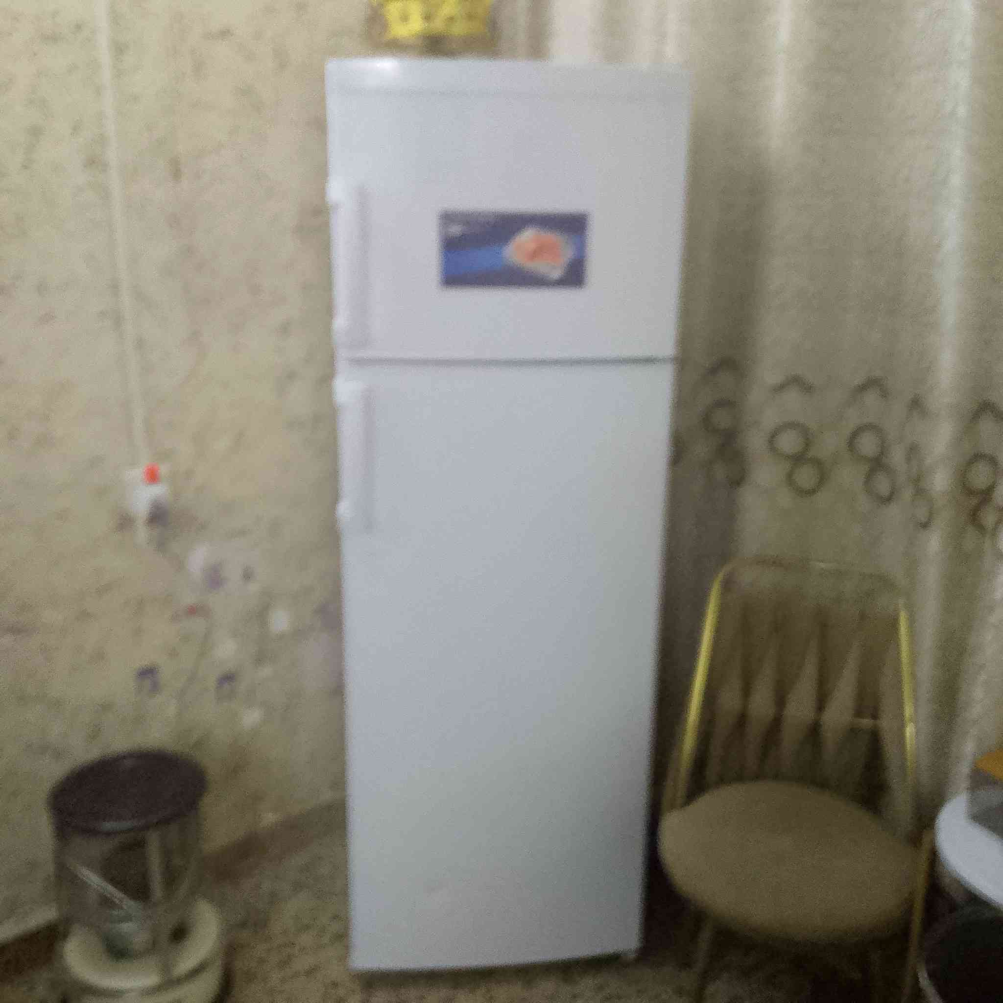 ثلاجة حجم كبير للبيع
استخدام شهر واحد فقط للأمانة جديدة جداً 
مكانها الأعظمية/السفينة للاتصال ***********
غير متواجد على الفيس
