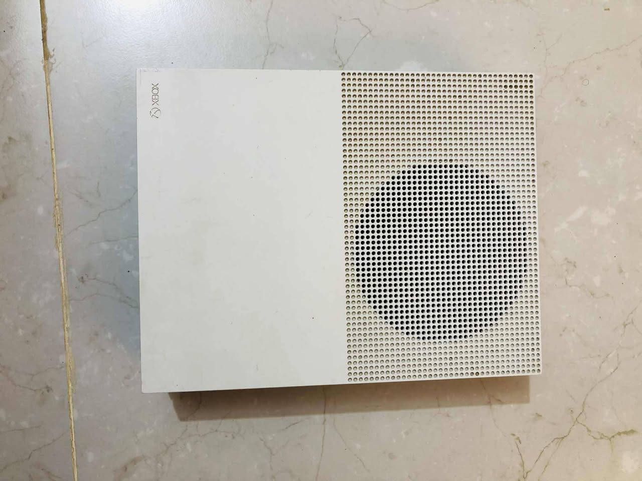 Xbox One S نظيف جداً (غير مفتوح) مع مجموعة ألعاب Call of Duty
تفاصيل العرض:
​الجهاز: Xbox One S (إكس بوكس ون إس) بلون أبيض مميز.
​الحالة: الجهاز بحالة الوكالة، نظيف جداً واستخدام شخصي راقي.
​الصيانة: شرط غير مفتوح للصيانة سابقاً (براغي الوكالة موجودة) ولا يعاني من أي مشاكل تقنية أو حرارة.
​الملحقات: يد التحكم الأصلية (نظيفة جداً) + كابل الطاقة + كابل HDMI الأصلي.الذاكره واحد تيره 
​الألعاب المرفقة (أقراص أصلية):
​Call of Duty: Modern Warfare
​Call of Duty: WWII
​Call of Duty: Black Ops III
​Call of Duty: Infinite Warfare (Legacy Edition)
​السعر المطلوب: [225,000] 
المكان: [ذي قار الشطره]


**إذا كنت صاحب هذا الإعلان وتريد حذفه لأي سبب، رجاءا أرسل رسالة إلى الدعم الفني**