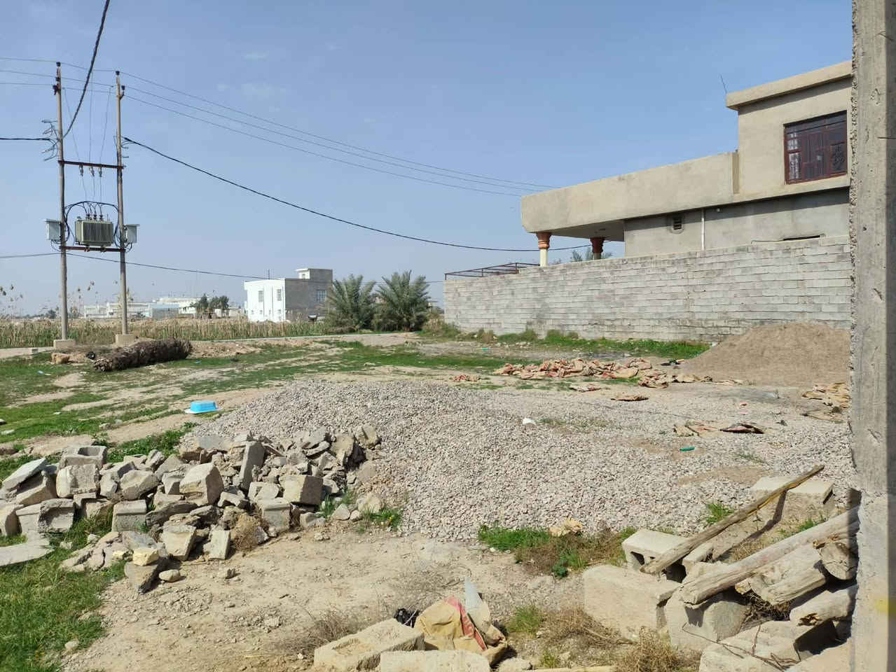 قطعة ارض للبيع ركن
على شارعين وجه وفرعي
موقع القطعةخلف البزل 
مقابيل مزرعة علي طبرة
 شارع العقود شوك الريم الرئيسي
صنف القطعة طابو زراعي
الخدمات تبليط ماء كهرباء
محولة بركن القطعة 
المبزل بوجه القطعة 
مساحة القطعة 400 متر 
وجه 16ونزال 25 متر
رقم الموبايل ***********
