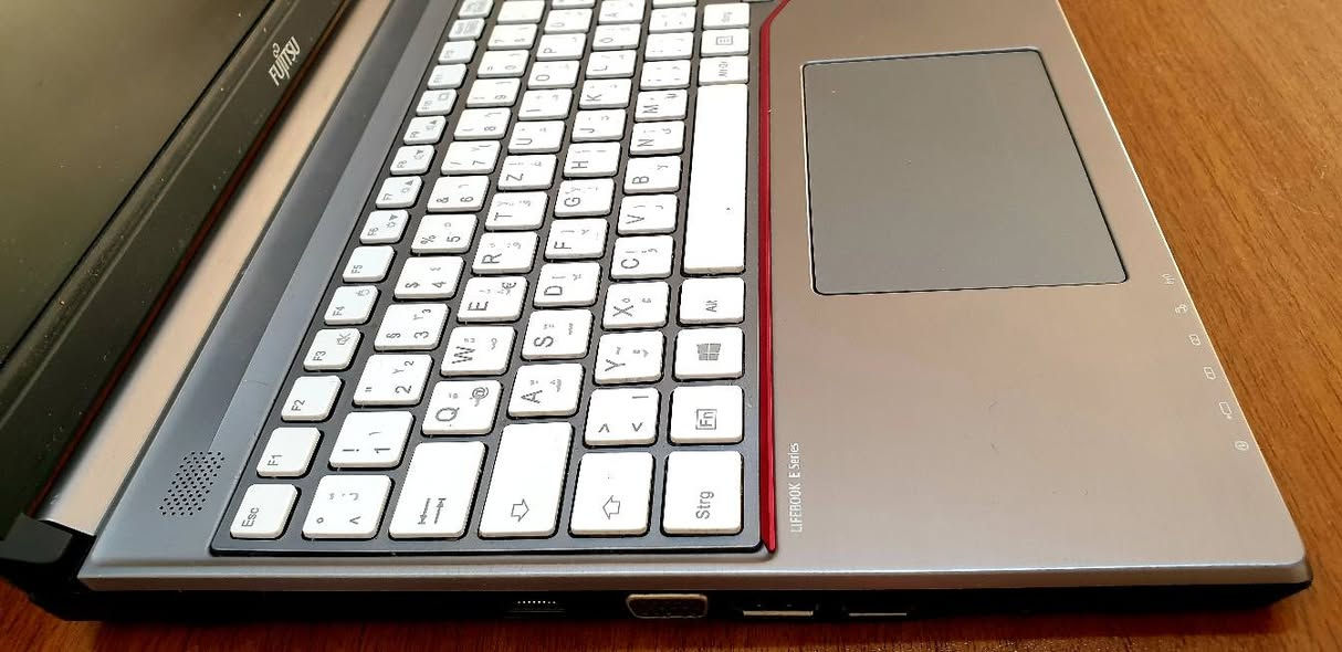 Fujitsu core i5 الجيل الرابع 
الرام 6G الهارد 120ssd حجم الشاشة 15.6 
البطارية ممتازة مناسبة للمكاتب والدراسة 
السعر 150 الف المكان بعقوبة


**إذا كنت صاحب هذا الإعلان وتريد حذفه لأي سبب، رجاءا أرسل رسالة إلى الدعم الفني**