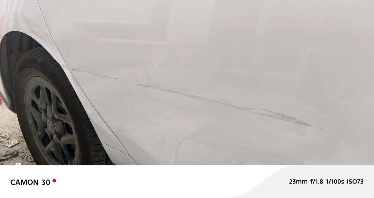 السلام عليكم 
سيارة byd seel5 2025
للبيع المكان بغداد الكرخ 
السعر 19300 الضربة بالباب الخلفي والخط ممتد إلى بداية الباب الامامي  مبينة بالصور 
ماشية 1460 وقابل للزيادة على البانزين 
كهرباء 2600 وقابل للزيادة 
الدهن مال الشركة ما مبدل يتبدل على 3000
الرقم 
*********** 
متواجد واتساب
