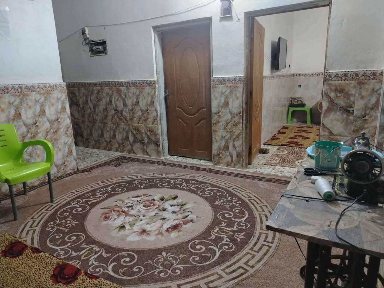 🏠 دار سكنية للبيع - موقع متميز وخدمات كاملة 🏠
​ دار سكنية في منطقة المهندسين الرابعة،
​📍 العنوان بالتفصيل:
​بابل - المهندسين الرابعة - بزل الحي العسكري (مقابيل مخبز مهند).
​📋 مواصفات العقار:
​المساحة: 100 متر مربع.
​جنس العقار: طابو زراعي (25)
​التفاصيل الداخلية:
​غرفة نوم.
​استقبال واسعة.
​مطبخ.
​كلدور (موزع).
​مجمع صحيات (داخلي + خارجي).
​الخدمات: المنطقة مخدومة بالكامل (تبليط + مجاري).
​💰 السعر:
​40 مليون  (علماً أن السعر قابل للتفاوض البسيط للجادين فقط).
​📞 للمعلومات والاستفسار:
​يرجى الاتصال مباشرة على الرقم التالي
***********
