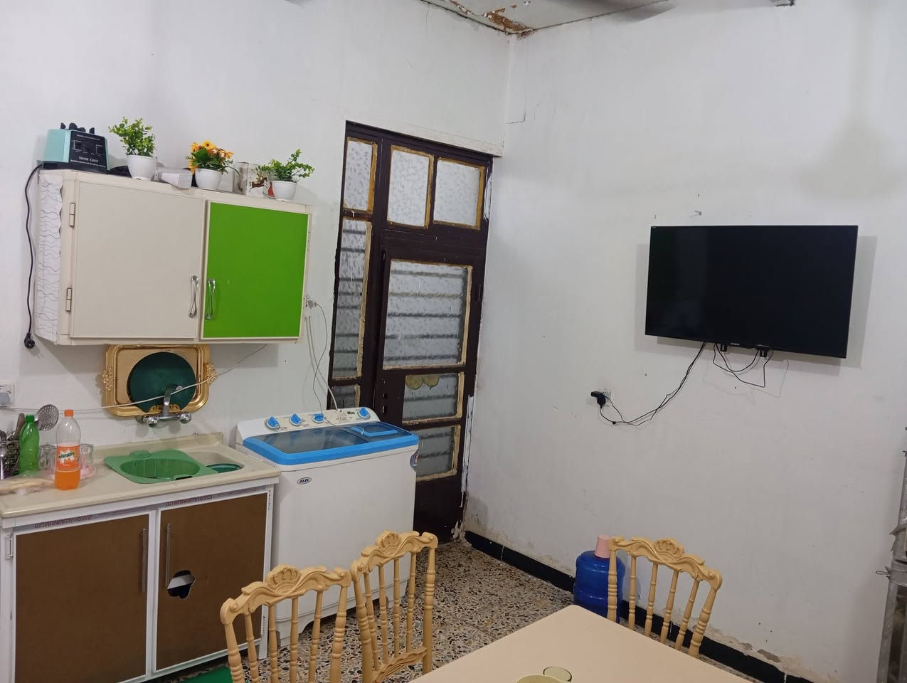 السلام عليكم بيت ١٠٠ م للبيع مي مجاري كهرباء نت ..عالي عن الشارع المشتل قرب التجاره التومينيه .سندويج البيت تجاوز بي ورقه من الامانه السعر ٢٧ بي مجال قليل .. للتواصل فقط الاتصال ع الرقم ***********.ابو جنات
