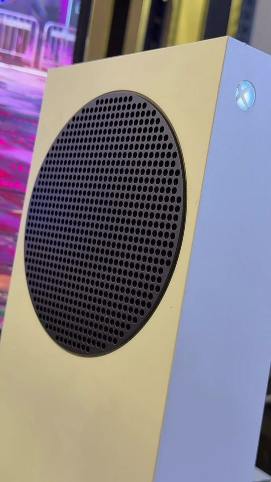 جهاز Xbox Series S الغني عن التعريف🔥 مستخدم وبحالة شبه جديد تماماً وبكارتونته الأصلية ينتظرك لتستمتع بأقوى اشتراك ألعاب في العالم (Game Pass) وتلعب مئات الألعاب فوراً! سرعة خيالية بفضل ذاكرة الـ SSD بحجم 512 غيغابايتالجهاز يفتح بأجزاء من الثانية وودع شاشات التحميل المملة⚡️ كامل ملحقات الوكالة مع الجهاز يعني ما تحتاج تشتري أي شي وياه👏 الجهاز يجي بكارتونته ونظيف جداً مع: 🎮 يد التحكم (الجوستك) الأصلية بنظافة ممتازة. 🔌 كيبل الباور الأصلي. 📺 كيبل HDMI الأصلي المخصص للجهاز. 👌 نظافة توب التوب الجهاز مستخدم استخدام منزلي خفيف جداً وخالي من الشخوط وهادئ تماماً وبدون أي مشاكل حرارة✅ افحص براحتك وتأكد بنفسك قبل ما تشتري!👍🏻 📍عنواننا هو : البصرة - الجزائر - العباسية - مقابل شركة أسياسيل 
 
 مستعدون للاجابة على كل استفساراتكم وتلبية كافة احتياجاتكم من خلال الاتصال على الارقام التالية🙏🏻:
 ‏***********
 ***********
 ***********
 #اكس_بوكس #XboxSeriesS #العراق_جيمنج #العراق #العاب_مستعمله
