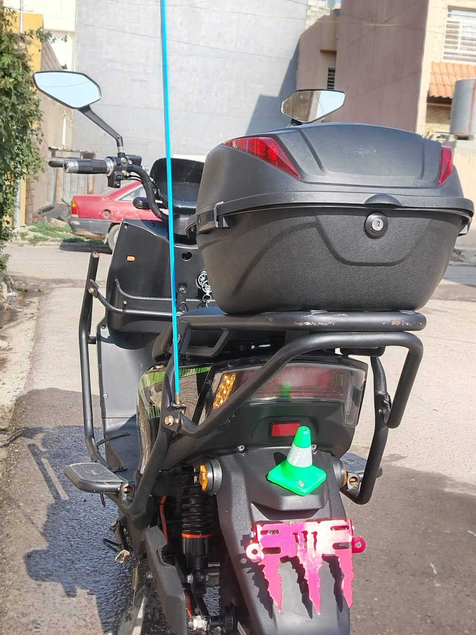 السلام عليكم  
ماطور شحن للبيع 318 جديد ماماشي شي قليل ستة باتريات معا شحن رقم ***********. حجم الكبير السعر 700الف معا اربعة سويجات مع بصمات
