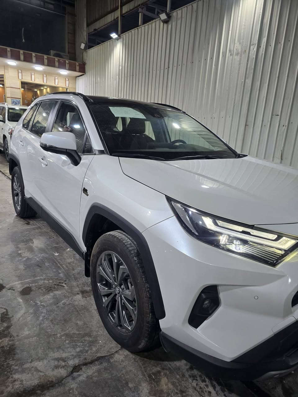 السلام عليكم للبيع راف فور 2023 زيرو وكاله اخوان انتبهوا سياره زيرو ومكفوله ومرقم كامل تحول باسمك مباشر السياره فول مواصفات للاخير بصمه وبانورما وتدفئه تبريد الكشنات وعداد دجتال واربع كامرات ودبل حساس خلف وامامي وكراسي جلد وكهرباء وردار جانبي وامامي وهواي هواي مواصفات بعد السياره رايدها ب45 مليون دينار عراقي للاستفسار الاتصال ***********
