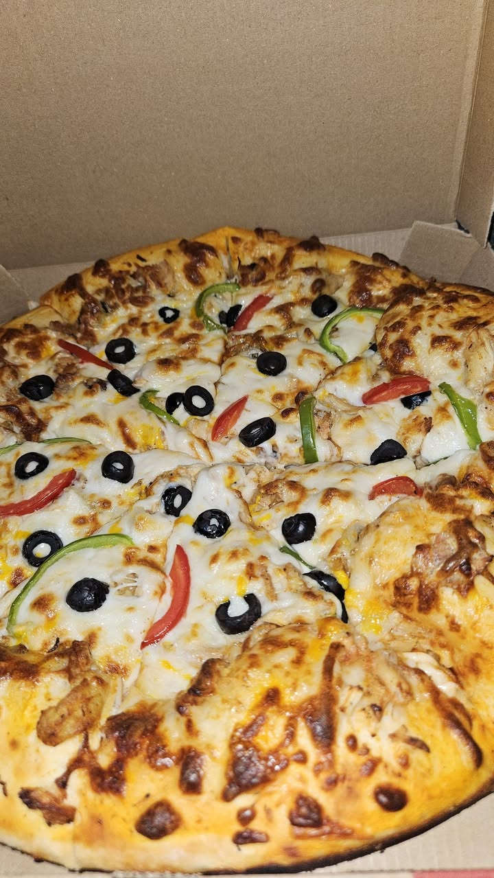 البيتزا اختصاصنا
🍕🍔🔥 الجوع؟ خلّه علينا!
ألذ بيتزا، أطيب بركر، وأشهى صاج… كله يوصلك لحد باب بيتك بسرعة. 🚚
✅ طعم يرد الروح
✅ مكونات طازجة
✅ توصيل سريع 
لا تتعب نفسك بالطلعة، اطلب وإحنا نوصل لك وين ما تكون. ❤️
📞 للحجز والطلبات: [رقم الهاتف]***********
📍 خدمة توصيل يومية
