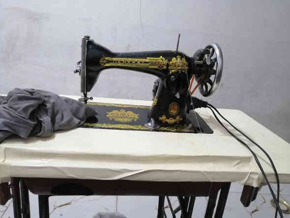 مكينة خياطة ام الأسد أصلية من القديمات تخيط انوع الاقمشة السعر ٦٥ كاملة هي ومبزها وماطور وداوسة العنوان النجف حي ميسان شارع البوريات يم أسواق الكفيل بالفرع مال ابو الَمكوئ ***********
