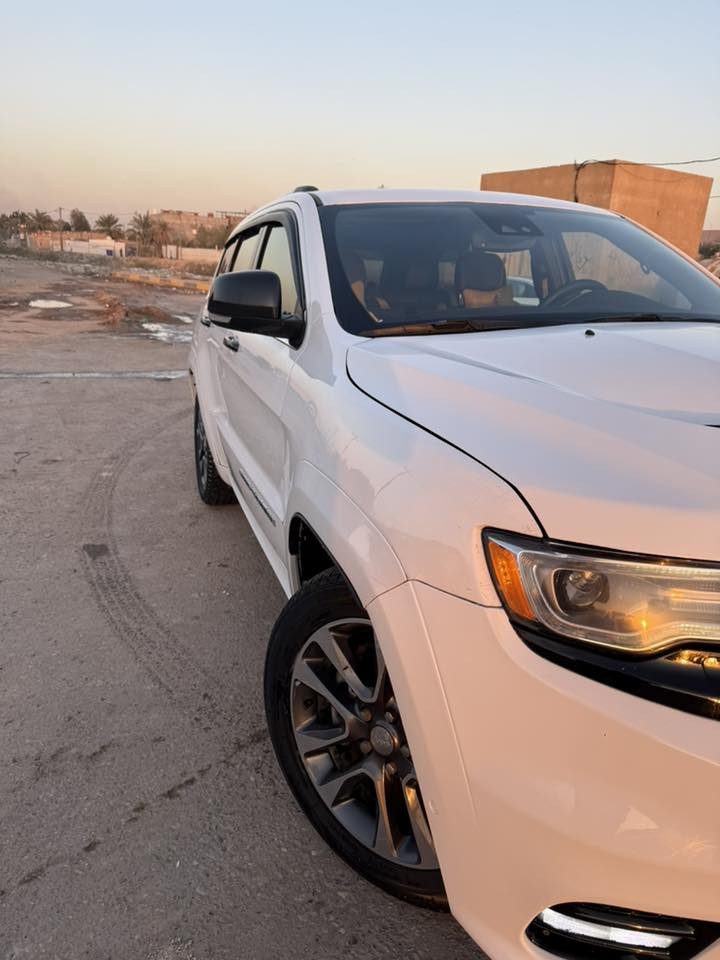 المحرك : V8 /5700
الكير : أوتوماتيك

العداد : 84 الف

الون :  ابيض

الحالة /. وارد امريكي ضرر جاملغ وبنيد باقي كفالة من شخط

الـــــمـــواصــفـــــات 

فول مواصفات خنك لل اخير 1/1 لل اخير

من رادار الامامي وخلفي وجوانب .. الخ 

رادار امامي مع مانع تصادم . 

رادار خلفي نظام بريك اوتماتيكي ( Auto Break System )

نظام الاسطفاف الالي (اوتوپارك) 

نظام تحذير الخروج عن المسار 

دفع رباعي 4x4 . 

فرش المقاعد من الجلد والشاموا 

دشبول جلد  . 

صفي المقاعد الأمامية كهربائية 

ذاكرة لحفظ وضعيات الجلوس ( كرسي السائق ميموري) 

صفي المقاعد الأمامية مع تبريد وتدفئة . 

صف المقاعد الخلفية مع تدفئة .

انظمة القيادة على حلبات السباق  (رياضي) 

نقطة عمياء  ( رادار جانبي) 

ويل SRT  اكبر حجم قياس 20 انج

مقود  (ستيرن) السائق كهربائي 

تدفئة ستيرن 

سقف بانوراما

شاشه كبيرة 

مصابيح امامية زنون 

المصابيح الأمامية مع LED لايت 

مصابيح خلفيه (بك لايت)  لد

كشافات ضباب بروجكتر زنون 

تشغيل عن بعد

صندوق كهربائي 

حساسات أمامية اصليه تظهر في الدشبول

حساسات خلفية اصليه تظهر في الدشبول

كاميرا خلفية اصليه دواره

بخاخ ماء لتنظيف المصابيح الامامية (زراك لايت)

مرايا متحسسه للضوء العالي

بلوتوث تلفون 

محدد سرعة  ( كروز سرعه )

ايرباكات عدد 12 

نظام صعود مرتفعات

نظام تزحلق 

نظام معرفة ضغط الاطارات

نظام اقتصاد بالوقود eco

نظام مكابح  EBD 

عداد سرعه مفتوحه 

عليها ادامه كامله تيم جدد وتخم تايرات جديد وباتري جديد وصدر امامي خلفي نفظ جديد مع الدهون كامله كله جديد يعني فلس متحتاج نهائيا وكل نقص ماكو

بلكات ريسنك 

تخم تاير جديد  الرياضي تو سايز
 دبات خلفيه صوت يخبل. 
سيت احزمه امان اصفر SRT 

تبديل منضومه الماء راديتر قبل 5 ايام
شرط الفحص مكينه مديل ٢٥ شادهة قبل سبوع وكير وكاردن واكسل  كفاله عامه 💯
اخوان السوك كل شي بيه ميعجبك السعر اعبر المنشور وادعيلنا بالرزق سياره متعوب عليها وناصبه الاخير متتقارن ب المهجومات 🌹
رقم بصرة تحويل 

السعر. 225
***********
