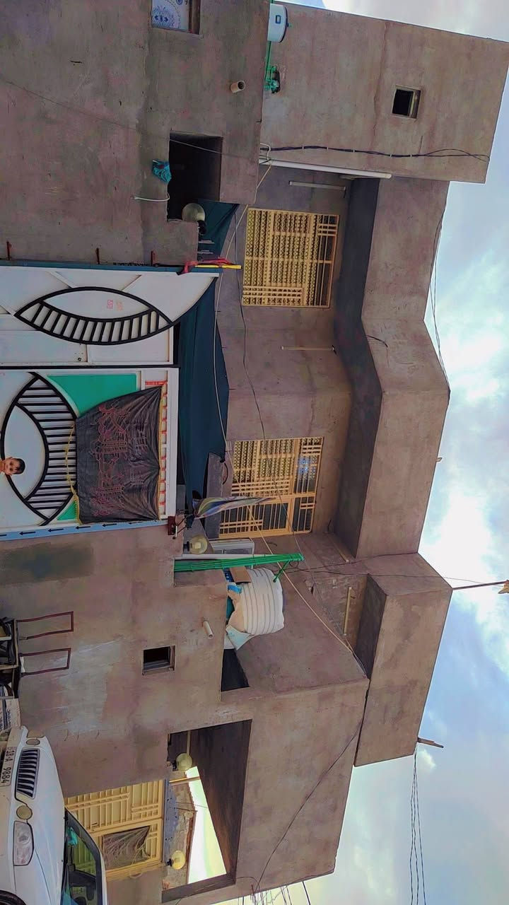 سلام عليكم ورحمة الله وبركاته اتريده بيت اتريده حسينيه المساحه ٢٠٠ متر ركن شارعه تبليط بناء حديث يعني صار سنه من كمل طابقين اني بنيته مال جنيان بس الأساس كلفني ٨ ملاين ونص جهة طريق ياحسين خلف الحسينيات تبعد ٣٠٠متر عمود ٣٦٦ طريق كربلاء نجف خمس غرف نوم طابقين الطابق الأول غرفه خمسه في اربعه مع صاله كبيره مع استقبال ١١ متر مع مطبخ حار وبارد الطابق الثاني ٤ غرف نوم اثنين اسويت واثنين عادي الطابق الأول طابوك نهروان والطابق الثاني بلوك حداديه تسكام عقد زراعي المكان شارع كربلاء نجف عمود ٣٦٦ خلف الحسينيات تبعد ٣٠٠متر الاستفسار على الرقم *********** واتساب موجود خاص مفتوح ملاحظه خدمات متوفره كافه
