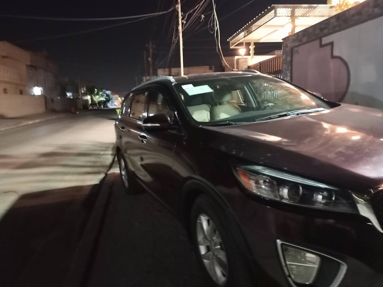 السلام عليكم كيا سورينتو موديل ١٧ بغداد امريكي محرك ٤ سلندر ٥ راكب بيه صبغ جاملغ  وبنيد جاهز من كل شي السعر ١٦٥ وبي مجال *********** و ***********
