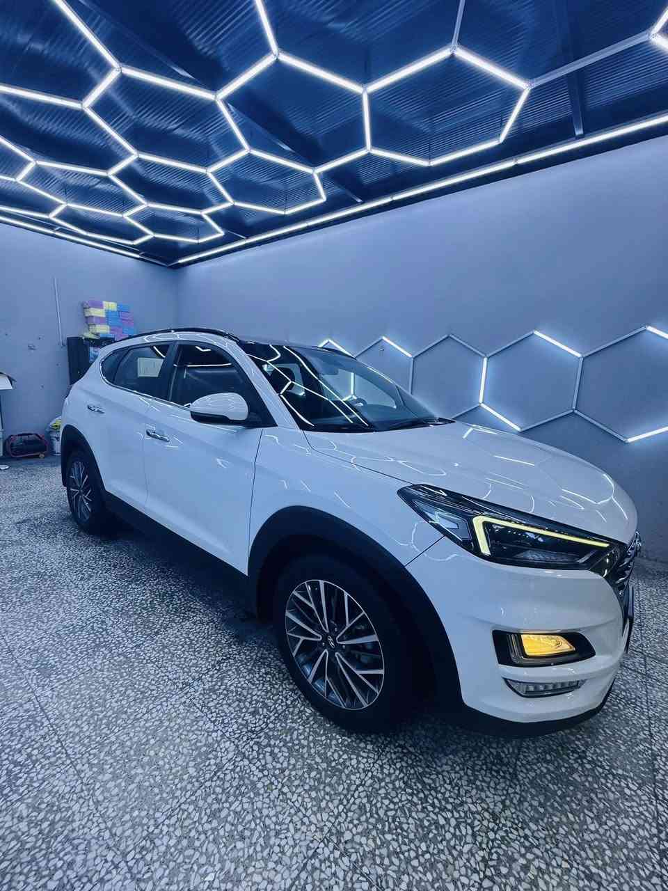 السلام عليكم 
توسان 2020 خليجي ماشيه 109 الف السياره رقم بغداد بأسمي السياره سونارهة مرفق مع الصور 
المواصفات 
لايت 5 عدسات
بنراما 
بصمة 
شاشة اصلية 
مرايات ضوئية 
ترحيب عند الاقتراب 
حساسات + كامرة دوارة
كشنات جلد 
كشنات كهرباء 
هند بريك برجل 
درايف مود
محرك 2000 دوش 
قطعتين تبريد 
وبعد بيها هواي مواصفات
السعر 207 ورقة وبيها مجال للشراي 
الرقم *********** 
مكانها بغداد حي عدل
