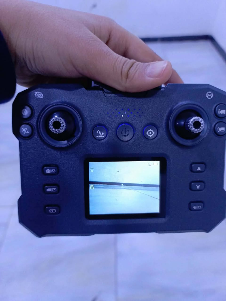 طياره درون للبيع موصفاتها جوه 👇
✅ درون K12 MAX Screen – تفاصيل كاملة للبيع
🔹 الاسم
K12 MAX Screen Drone
🔹 أهم المميزات
شاشة مدمجة بالريموت (ما تحتاج موبايل حتى تشوف البث)
كاميرا أمامية HD للتصوير والفيديو
تجنب العوائق (Obstacle Avoidance)
يساعده ما يصدم بالأشياء أثناء الطيران
Optical Flow تثبيت ذكي
يخلي الدرون ثابت بالهواء خصوصاً داخل البيت
🎮 التحكم والاستخدام
ريموت كنترول احترافي مع شاشة
تحكم سهل للمبتدئين
مناسب للتصوير والاستمتاع
✈️ وظائف الطيران
إقلاع وهبوط بزر واحد
رجوع تلقائي (حسب الإعداد)
دوران 360°
أوضاع طيران متعددة
🔋 البطارية
بطارية قابلة للشحن
وقت طيران تقريباً 10–15 دقيقة (حسب الاستخدام)

📦 محتويات العلبة
الدرون K12 MAX
ريموت بشاشة
بطارية
شاحن USB
مراوح إضافية
حقيبة حمل (Give Away)

🎁 مناسب لـ
الهدايا
الأطفال والشباب
التصوير الخفيف داخل وخارج المنزل

هذا الرقم واتساب 👇
***********
