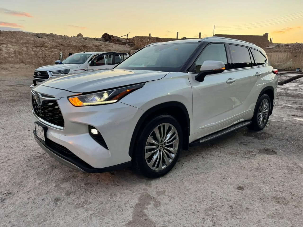 السلام عليكم 
تويوتا هايلاند هايبرد 2022 بلاتينيوم اعلى فئة بلهايلاندر 
ماشية 30 الف ميل الضرر اجت غراضها مفتوحه بداخلها فقط عدا البنيد ما اجه وياها بقية الاغراض كلها مالتها شركة السيارة بدون ايرباك مرقمة بغداد اللون ابيض 
السعر المطلوب39,000 دولار 
للأستفسار : ***********
