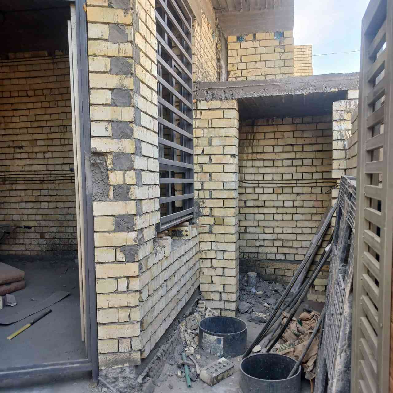 سلام عليكم دار للبيع طابقين مساحة١٢٨م واجهة٧ونص نزال ١٧م طابو زراعي سند٢٥اقرار محكمه بناء طابوق حديث اساس رفت يتكون من استقبال+مطبخ وصالةوغرف نوم ٣وحمام مشترك عدد ٢وحمام سويت خدمات كاملة مي كهرباء سحب تبليط العنوان جسر ديالى الجديد منطقة الكرغوليه مقابل البانزين خانه الاستفسار رقم الهاتف***********
