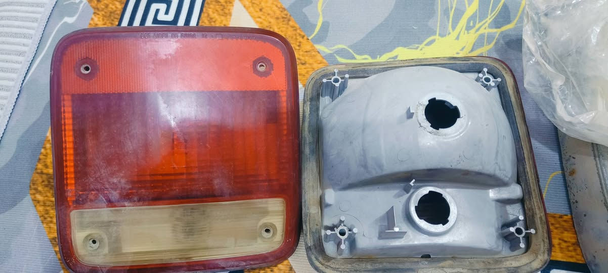 زوج بكلايت فان قديم
مع عينه كيجات لبيع 
رقم تلفون
***********
