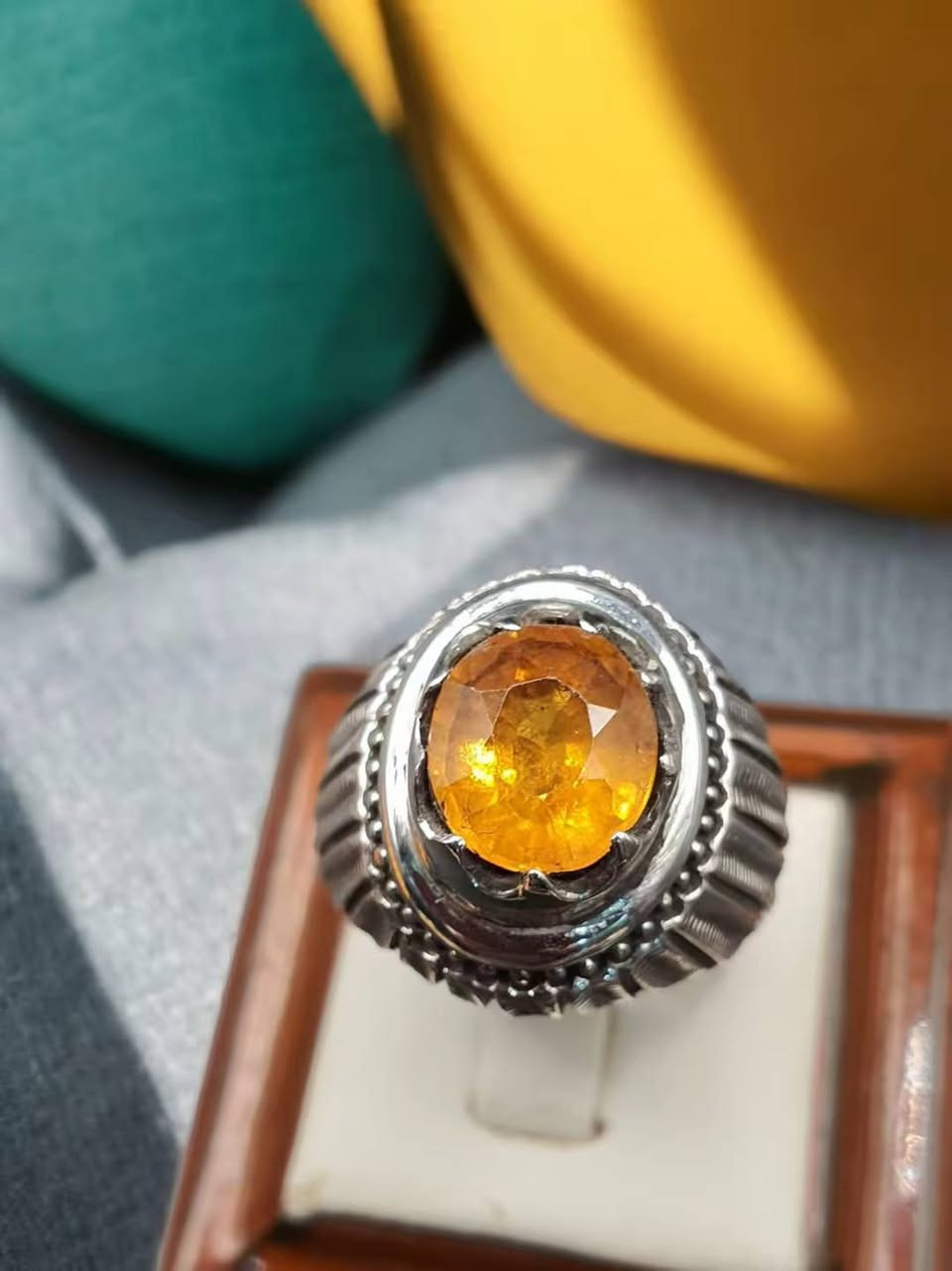 ياقوت سيرلانكي 
جوهره من روائع الياقوت السيرلانكي الطبيعي بوزن 4 قيراط 
مع صياغه يدويه فضه بالكامل بوزن 39 غرام 
قياس الخاتم 23

المهتم خاص


**إذا كنت صاحب هذا الإعلان وتريد حذفه لأي سبب، رجاءا أرسل رسالة إلى الدعم الفني**