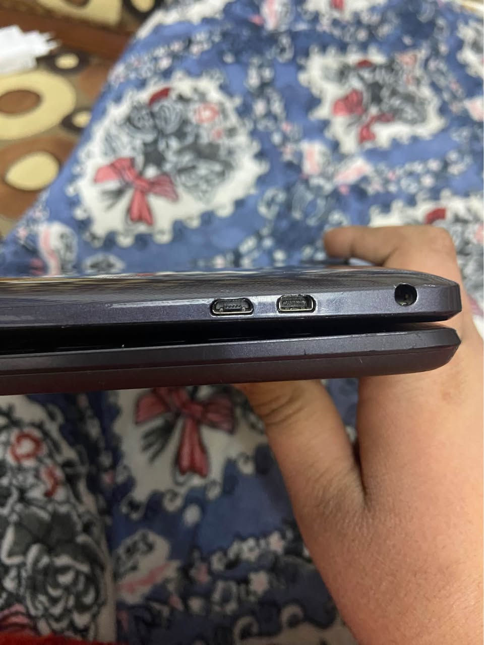 السلام عليكم لابتوب وندوز للبيع 
الابتوب نضيف مابي اي مشاكل يحمل انواع البرامج ويتصل بالانترنت والبلوتوث وبي منفذين للشحن ويا شاحنه ورام تخزين سعرها 75 وبيها مجال العنوان بابل حله مركز المدينه النزيزه قرب مقام الامام الحارث 
للأستفسار *********** Singapore
