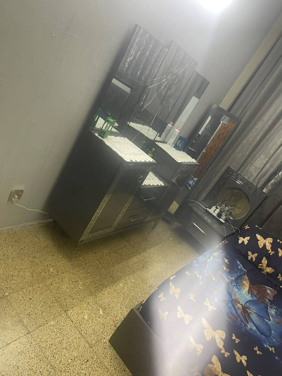 غرفة تركية 7 قطع لبيع سعره 400  بس مراية مال ميز تواليت قسم منه مفطورة وباب من كنتور وحده مراية مكسورة مثل ما بصوره العنوان السيدية


**إذا كنت صاحب هذا الإعلان وتريد حذفه لأي سبب، رجاءا أرسل رسالة إلى الدعم الفني**