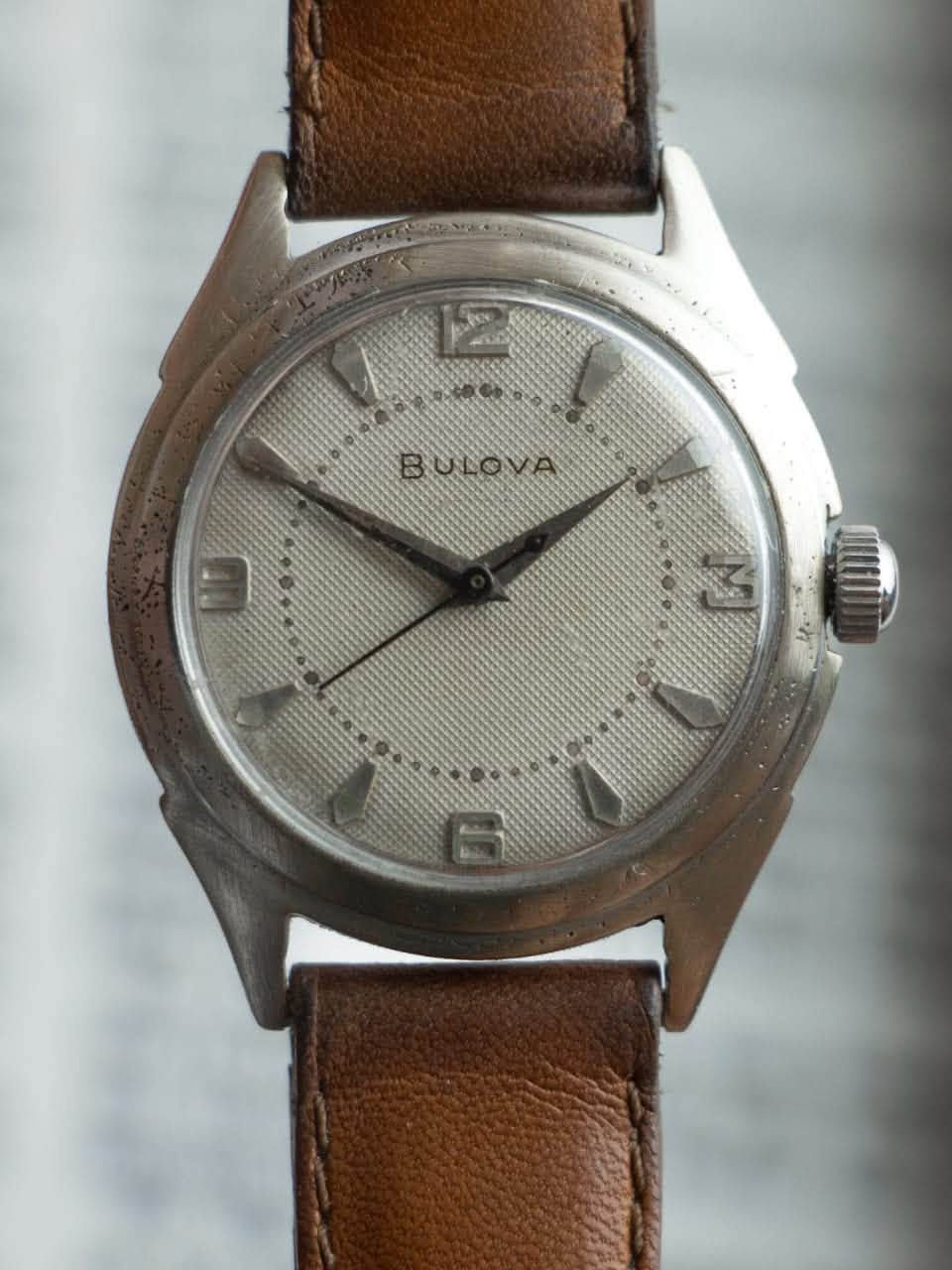 ڤـيــنتــج | Vintage
✅الشركة:Bulova

✅المحرك: Manual Wind (نصب تكويك) 17 Jewels

✅منشأ المحرك: swiss made🇨🇭

✅قياس المينا: 33mm📏

✅الخصائص:

* أرقام عربيه

* العقارب او الاميال بتصميم (Dauphine) عقارب السيف

*  المينا تتميز بتصميم Waffle مع لون فضي

* فترة خزن 48 ساعة

* أنتاج الساعة 1957 الساعه ڤنتج بنظافه عاليه

✅الحالة: نظيفة جداً✨

✅المرفقات: علبة حافظة📦

✅السير : أصلي ومستبدل


**إذا كنت صاحب هذا الإعلان وتريد حذفه لأي سبب، رجاءا أرسل رسالة إلى الدعم الفني**