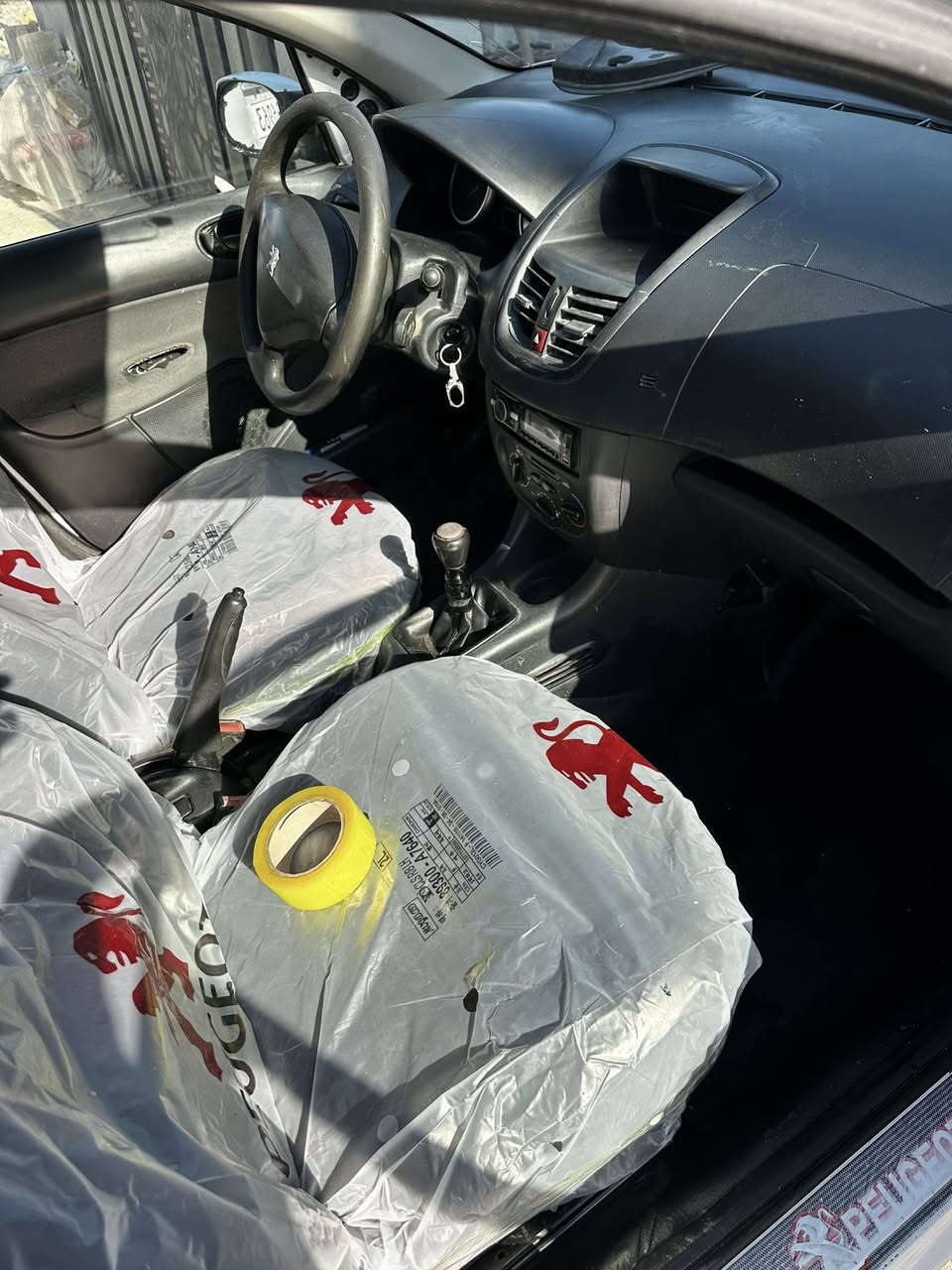 سلام عليكم بيجو ٢٠٦ بلاس ٢٠١٢ حديث سيارة بيهة بس جاملغ امامي جهة الصايق مصبوغ  واكو طخة مصورهة ترجع بارد سيارة حلوة بلادية بس بيهة مشكلة بلكهربائيات الدشبول طافي والايتات هم طافيات والهورن وعل سلولي هم خربطة شي بسيط بس بلمشي متنلزم الخربطة اعتقد بلكلات وديتهة كالو بيسي ام رادو ٣٠٠ الف اني مالي واهس اصلح الياخذهة بلعافية عليه 
محرك وكلج جديد كير عادي مو اوتو يعني انسة شي اسمة كير عطل وهاي الامور رقم بغداد وراعيهة يريد يحول *********** مكاني بغداد جرف النداف قرب بسماية سعرهة ٣٧ ورقة اخوان سعر سيارة فوك ال٤٠ بس اني حسبت مال تصليح
